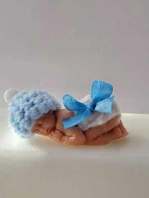 Baby handgjort tvål, Blå virkad mössa med rosett på blöja