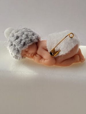 Baby handgjort tvål, Grå virkad mössa med nål på blöja