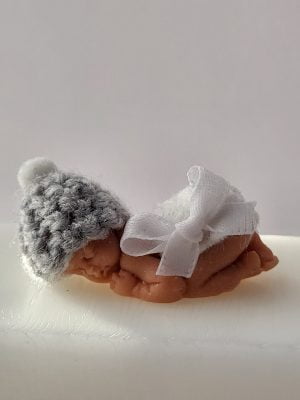 Baby handgjort tvål, Grå virkad mössa med rosett på blöja