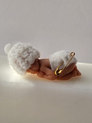 Baby handgjort tvål, Vit virkad mössa med nål på blöja