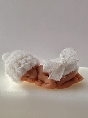 Baby handgjort tvål, Vit virkad mössa med rosett på blöja