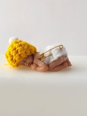 Baby handgjort tvål, Gul virkad mössa med nål på blöja