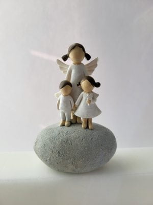 Ängel på sten med barnen, 10 cm, vit