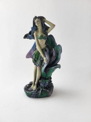 Gotisk ängelfigur, lila/grön, 18 cm, bredvid stor blomma, stående modell