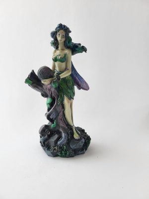 Gotisk ängelfigur, lila/grön, 18 cm, med stor frukt i händerna, stående modell