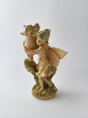 Flicka-ängel som bär ett barn i blomma, 17 cm