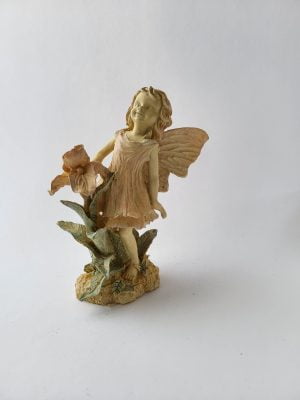 Flicka-ängel med stor härlig blomma i hennes hand, 14 cm,